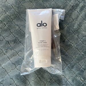 ALO Yoga White Cleanser & Exfoliant mega c body wash for Radiant Skin
